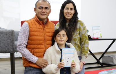 Juan Carlos Herrera y Susana Duhne acompañaron a su hija Paola Isabel Herrera Duhne en la presentación de su primer libro (EL SIGLO DE TORREÓN/ENRIQUE CASTRUITA)
