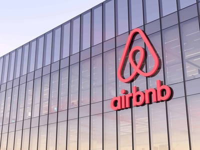 De acuerdo con CNBC, Mertz tomará el puesto tras la publicación de los resultados trimestrales de Airbnb en febrero. (ARCHIVO)