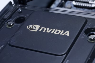 Nvidia posee alrededor del 80 % de la cuota de mercado mundial de semiconductores para uso en inteligencia artificial. 