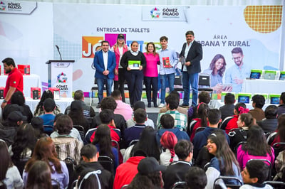 La alcaldesa Leticia Herrera Ale entregó dispositivos (tablets) a estudiantes de las áreas urbana y rural. (CORTESÍA)