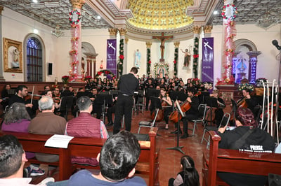 La Camerata de Coahuila realizó su último concierto del año este sábado en la iglesia de San Juan Bautista, la cual se localiza en la colonia Libertad, en el sector de San Joaquín, al poniente de Torreón. (FOTO: Ramón Sotomayor/ El Siglo de Torreón)

