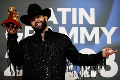 El cantante Carin León se volvió viral en redes sociales, luego de contestar de manera épica a cuánto asciende su fortuna. EFE