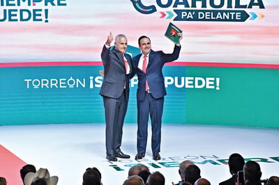 Román Cepeda rindió ayer su segundo informe de gobierno; estuvo acompañado por Manolo Jiménez, gobernador de Coahuila. (FERNANDO COMPEÁN)