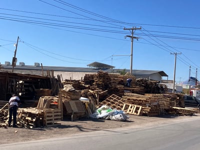 Los desechos de madera, se encuentran al exterior a pie de carretera con el riesgo latente de que se genere un incendio que causaría incalculables daños. (EL SIGLO DE TORREÓN)