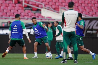 Jugadores de la Selección Mexicana practican ayer, rumbo al partido amistoso de hoy frente a la selección de Colombia (FMF)