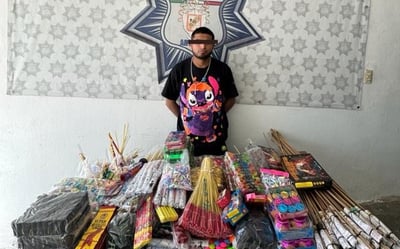 Un hombre fue detenido por oficiales de la Policía Municipal de Arteaga, al ser sorprendido vendiendo de forma ilegal pirotecnia en el primer cuadro de la ciudad.