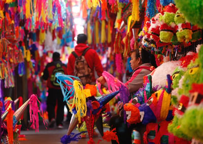 En Ciudad Neza se estima que hay aproximadamente 100 talleres de piñatas. (ARCHIVO)