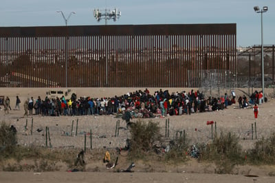 Según la portavoz de Biden, la legislación impulsada por el gobernador texano, el republicano Greg Abbott, 'demoniza' y 'deshumaniza' profundamente a los migrantes. (EL UNIVERSAL)