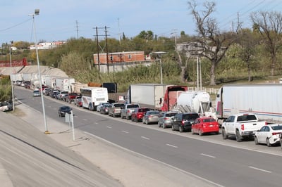Desde la noche del lunes las autoridades de CBP decidieron operar con un solo carril. (RENÉ ARELLANO)