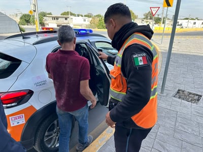Agentes viales auxilian a hombre que dijo había sido privado de la libertad en Zacatecas, pero fue un malentendido. (EL SIGLO DE TORREÓN)