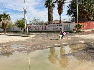 Persisten los brotes de aguas negras en la colonia Rincón La Merced.