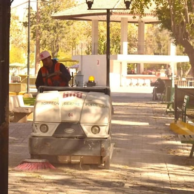Personal de Servicios Públicos dio mantenimiento a la Plaza de Armas y la Alameda Zaragoza. (EL SIGLO DE TORREÓN)