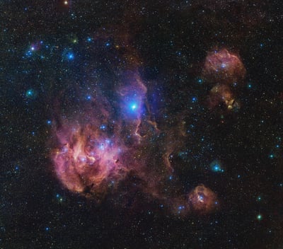 La nebulosa del 'Pollo Corredor', una nube de gas y estrellas recién nacidas que se encuentra a unos 6.500 años luz de distancia, en la constelación de Centaurus, adquiere su peculiar apodo por la forma similar a un pájaro. (EFE)