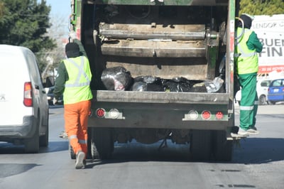 Por medio de 35 rutas, un total de 15 unidades recorren diariamente las 115 colonias que conforman Ramos Arizpe para la recolección de basura. 