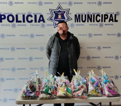 Al ser sorprendidos por vender clandestinamente pirotecnia en diversos sectores de la ciudad, elementos de la Policía Preventiva Municipal de Ramos Arizpe aseguraron a tres personas.