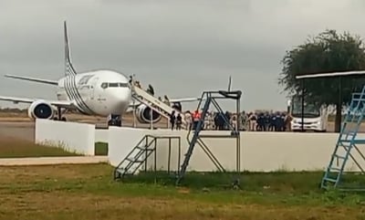 Cada avión traslada a 130 migrantes hacia las instalaciones del INM en Villahermosa, Tabasco. (EL SIGLO DE TORREÓN)