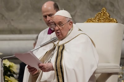 'Es la obsesión del beneficio', dijo el papa ante las 6.500 personas que abarrotaron la basílica. (AP)