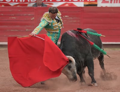 El torero español Antonio Ferrera debutó con el pie derecho en la plaza Alberto Balderas, donde cortó cuatro orejas y un rabo en la tradicional corrida navideña.