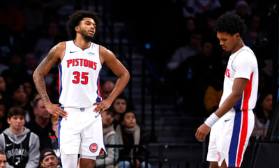 Los aleros Marvin Bagley III (35) y Ausar Thompson, de los Pistons de Detroit, se lamentan tras una falta en favor de los Nets de Brooklyn, en el partido del sábado 23 de diciembre de 2023 (AP foto/Noah K. Murray)