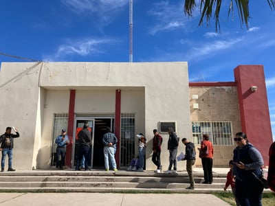 Los contribuyentes manifestaron su molestia por las horas que tardan en atenderlos en las oficinas de Matamoros.