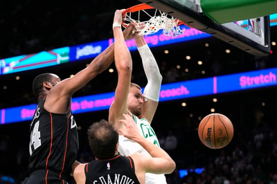 Kristaps Porzingis anotó 35 puntos en la victoria de Celtics 128-122 sobre los Pistones, que empataron el récord de derrotas en fila.