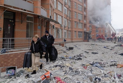 El bombardeo afectó varias localidades a lo largo de toda la geografía ucraniana y dejó al menos 26 civiles muertos y 130 heridos. (EFE)