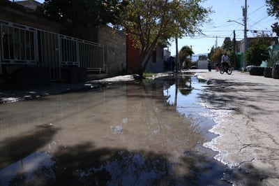 En la calle Francisco Serrano de la colonia División del Norte hay una gran fuga de agua potable.
