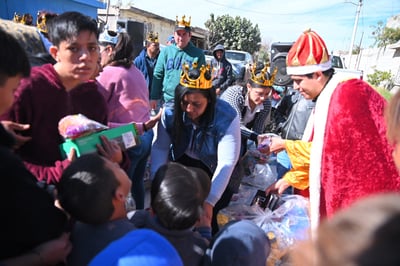 Autoridades municipales de Gómez Palacio dieron el banderazo de salida a la caravana “Sonrisas con Estrella” a través de la cual, miles de juguetes fueron repartidos a niñas y niños de Gómez Palacio, llevando alegría a los infantes en este Día de Reyes.