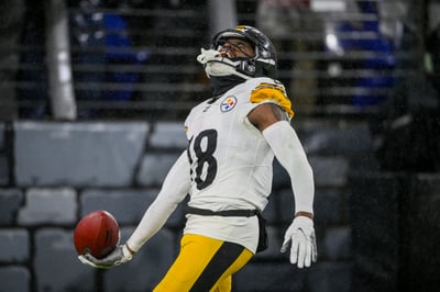 Mason Rudolph lanzó un pase de touchdown de 71 yardas a Diontae Johnson en la primera jugada del último cuarto, y los Steelers de Pittsburgh se acercaron a la postemporada tras su victoria el sábado por 17-10 sobre los Ravens de Baltimore.