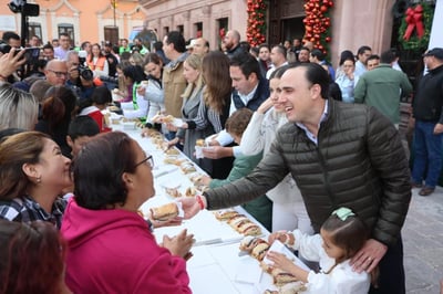 El gobernador Manolo Jiménez y su esposa Paola Rodríguez partieron la Rosca de Reyes en Villamagia en Saltillo. (CORTESÍA)