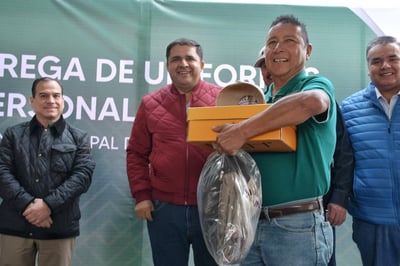 Ignacio Ramírez, gerente general, y Enrique Ibarra, líder sindical, expresaron su agradecimiento al alcalde por cumplir con los compromisos adquiridos con el personal sindicalizado. (CORTESÍA)