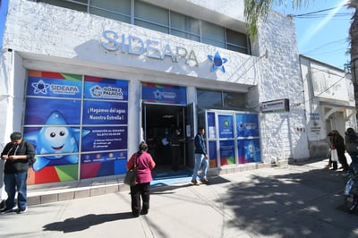En Gómez Palacio, el Sideapa abrió el registro para otorgar el 50 por ciento en el servicio a los adultos mayores. (FERNANDO COMPEÁN)