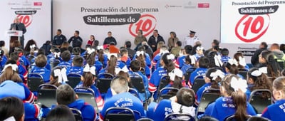 El alcalde José María Fraustro Siller, acompañado de miembros del Cabildo Infantil del 2022 y 2023, presentó el programa 'Saltillenses de 10'.