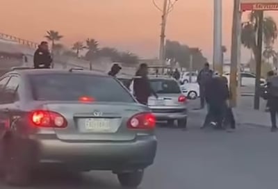 El vídeo fue captado por otro automovilista, cuando los sujetos golpean al hombre que pese a estar en desventaja insiste en pelear.