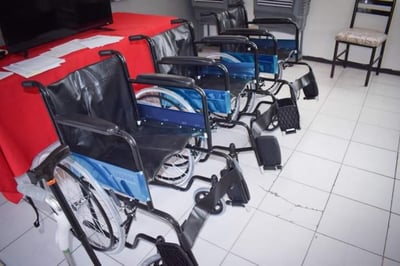 Iniciaron con la entrega de las sillas de rueda y demás aparatos que donaron con los fondos recaudados de los 'Dos Carnales Fest'. (EL SIGLO DE TORREÓN)
