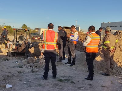 Esta tarde, colapsó un colector y sepultó a dos trabajadores de Simas Torreón. Un empleado murió y otro resultó lesionado.