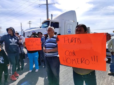 Trabajos de Agua Saludable dejaron sin líquido a vecinos de la colonia Juan José Rojas, quienes bloquearon la carretera libre a Dgo.