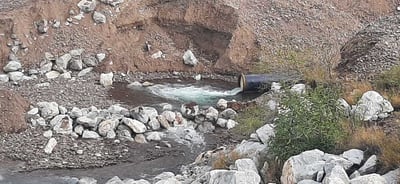 El pasado lunes y martes todavía se estaban realizando purgas de agua en la zona de El Puente La Comarca.
