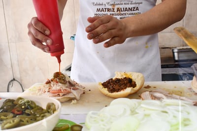 Loncherías de Torreón han visto mermada su utilidad debido a los incrementos en tomate, cebolla y el pan francés. (FOTOGRAFÍA: FERNANDO COMPEÁN)