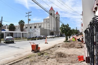 Las obras iniciaron en la acera norte sobre la avenida Matamoros, desde la calzada Colón hasta la Privada Sara P. de Madero. (FERNANDO COMPEÁN / EL SIGLO DE TORREÓN)