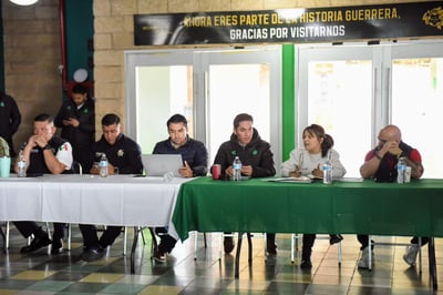 En el TSM, autoridades y directivos del club, acordaron las medidas preventivas para el partido de este martes. (MARÍA ELENA HOLGUÍN / EL SIGLO DE TORREÓN)