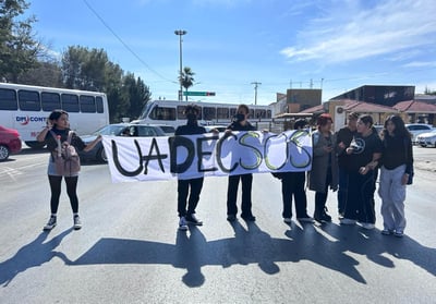 Alrededor de las 13:30 horas los jóvenes comenzaron a colocar carteles en la reja de la institución. (PENÉLOPE CUETO / EL SIGLO DE TORREÓN)