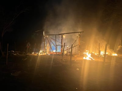 Imagen Investigación de hombres fallecidos en incendio de jacal da gir; indagan posible homicidio