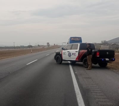 Oficiales de la Policía Civil Coahuila detuvieron un camión de aparente giro turístico que no pudo acreditar la estancia de los migrantes. 