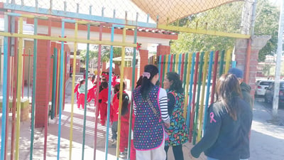 63 pequeñitos fueron sacados a los patios de la escuela. 