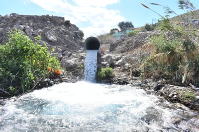 El fin de semana continuarán las labores de desfogue bajo el puente negro, al poniente de la ciudad, como parte de la limpieza y purga de la línea del programa Agua Saludable para La Laguna. (FERNANDO COMPEÁN / EL SIGLO DE TORREÓN)