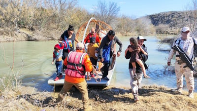 Durante su recorrido en aerobote por el Río Bravo, los elementos de Grupo Beta localizaron los cuerpos de tres presuntos migrantes de sexo masculino que no portaban identificación. (CORTESÍA)