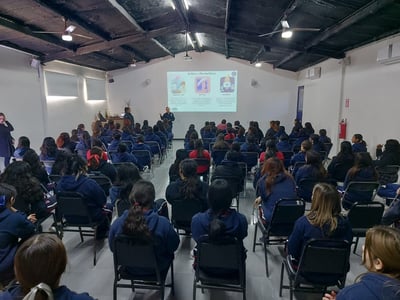 Más de 100 alumnas de la preparatoria del Colegio San Roberto en GP recibieron el taller. (CORTESÍA)