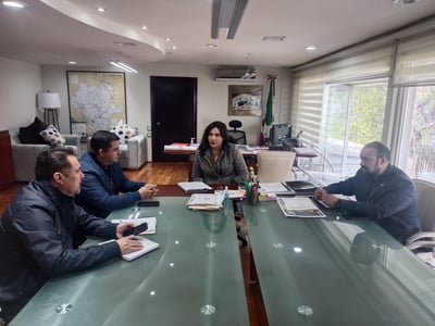 El alcalde de Lerdo, Homero Martínez, sostuvo una reunión de trabajo con la secretaria de Secope, Ana Rosa Hernández. (CORTESÍA)