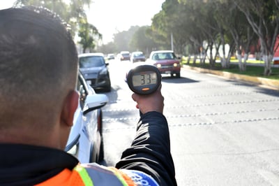 La Dirección de Vialidad y Movilidad Urbana implementó el Operativo Radar en calles principales de la colonia Torreón Jardín. (EL SIGLO DE TORREÓN)